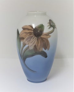Royal Copenhagen. Vase. Model 2680-47-7. Højde 17,5 cm.  (1