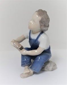 Bing & Grøndahl. Porcelænsfigur. Dreng. Model 2275. Højde 13