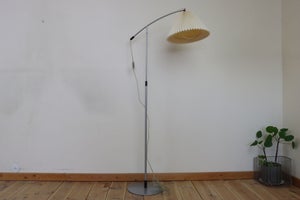 Stander lampe i bemalet metal fra Le Klint – model 370