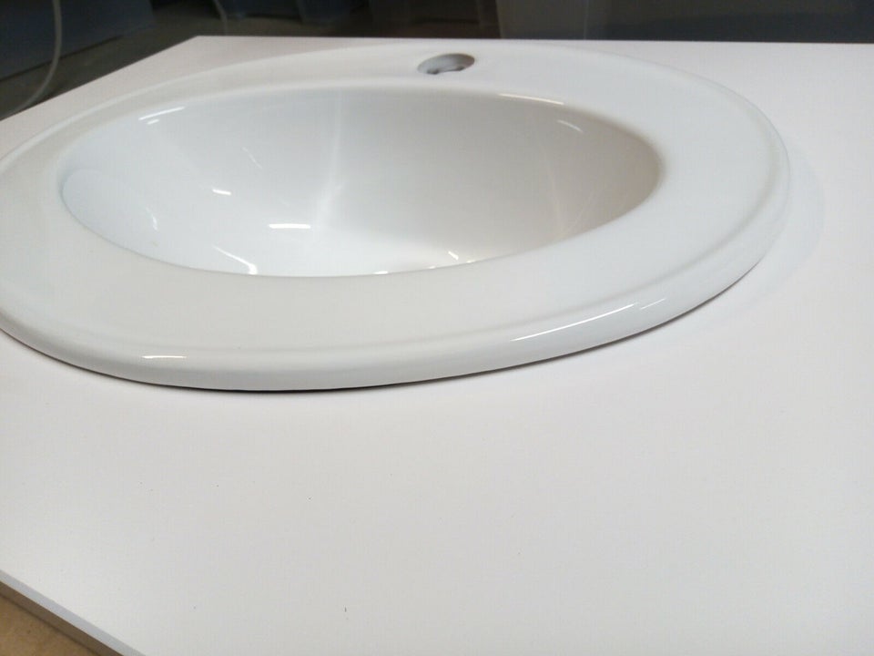 Hvid bordplade med vask