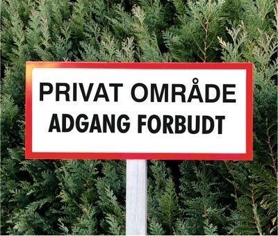 Skilte, Privat område, Adgang forbudt, Hund i sn...