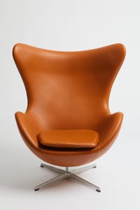 Polstring af Arne Jacobsen Ægget 