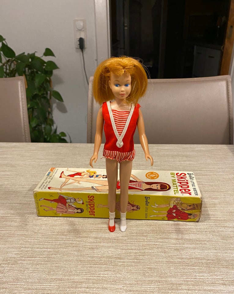 Skipper Barbie i æske med tøj