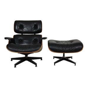 Charles Eames Lounge chair i sort læder og riopalisander med skammel