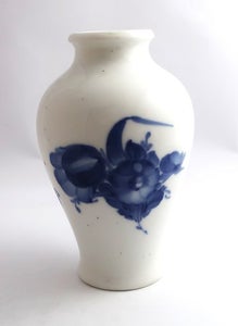 Royal Copenhagen. Blå blomst, flettet. Vase. Model 8259. Høj