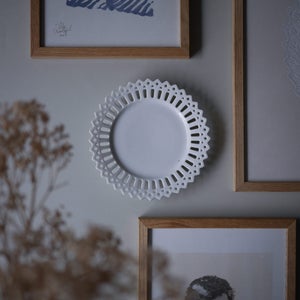 Hvid vintage platte, platter, hvid platte, porcelænsplatte, vægplatte