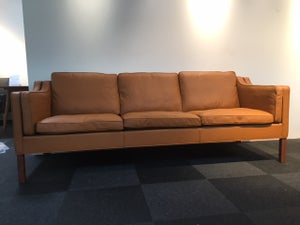 Børge Mogensen sofa model 2213.  Ny polstret i Cognac Bøffel læder