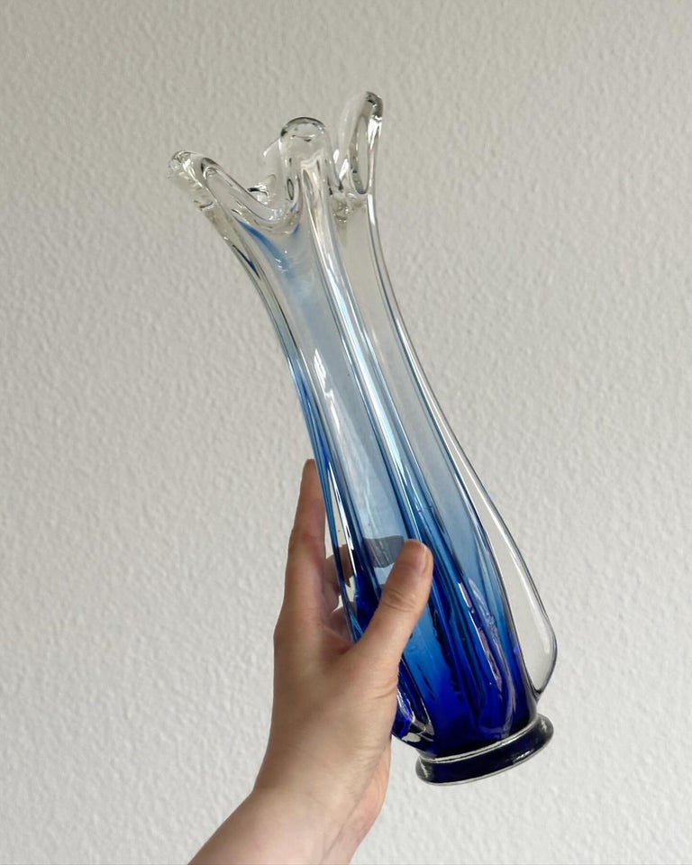 Organisk glasvase m blå bund