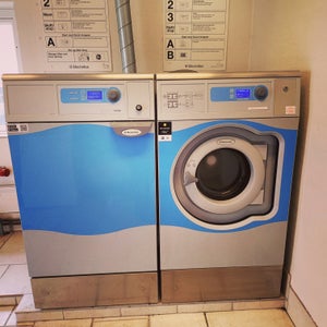 Bolig vaskeri med nyere brugte industri vaskemaskiner