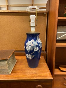 Stor bordlampe fra Royal Copenhagen, nouveau vase i blå med blomster nr. 279/137