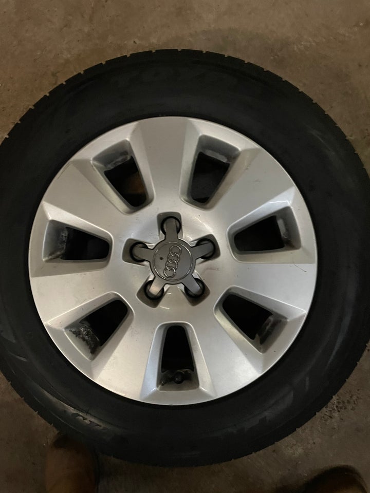 16” orignale Audi A6 fælge. Med sommerdæk 