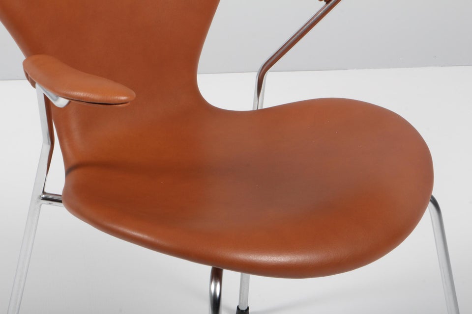 Arne Jacobsen: Armstole, model 3207, cognac pure...