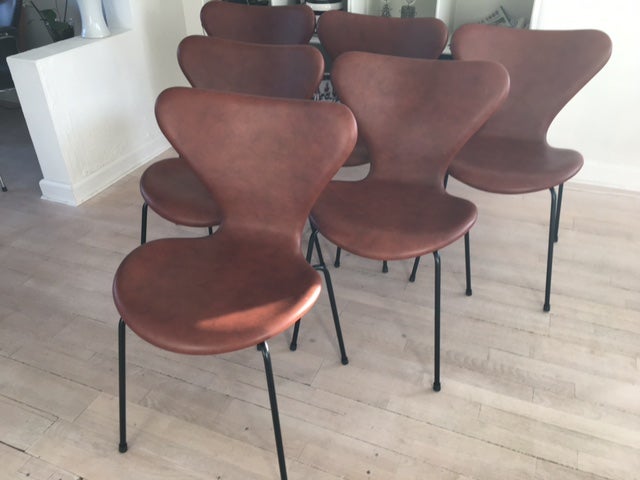 Arne Jacobsens 3107 stole i forskellige farver p...