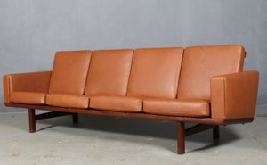 Hans J. Wegner fire pers. sofa model GE236/4