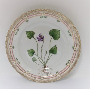 Royal Copenhagen, Flora Danica. Middags tallerken. Design #3