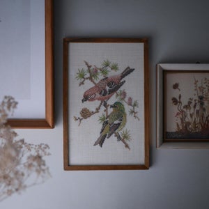 Lille broderet billede med fuglemotiv, fugle på væggen, billeder, broderi