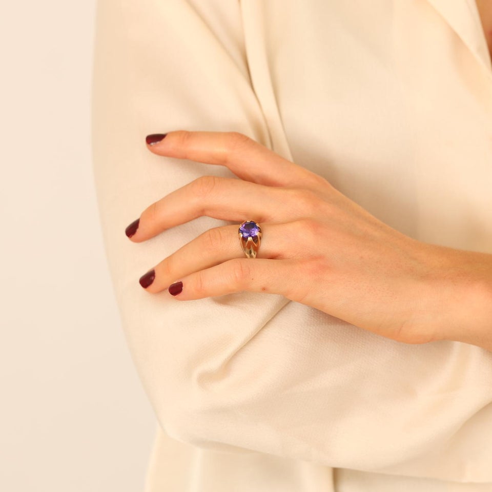 Statement ring i 8 karat med en syntetisk safir...