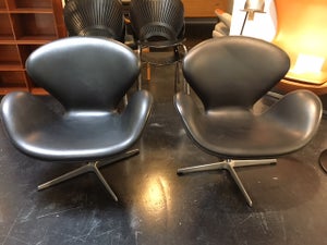 Arne Jacobsens svanestol polstret i sort læder