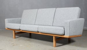 Hans J. Wegner sofa model GE-236/3 Hallingdal