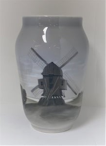 Royal Copenhagen. Porcelæns vase med motiv af en mølle. Mode