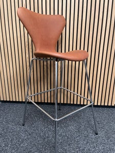 Arne Jacobsen "7'er Bar stol Høj model" i Olivengarvet Læder