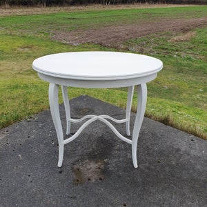 Antikt, ovalt bord i en gråhvid farve