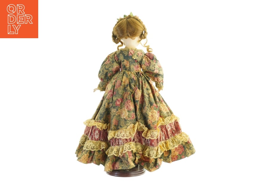 Dukke med blomstret kjole (str. 56 x 26 cm)