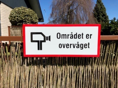 Skilte, Privat område, Adgang forbudt, Hund i sn...