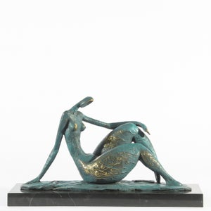 Bronzeskulptur, siddende nøgen kvinde