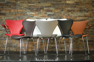 7ér stol, produceret af Fritz Hansen og ombetrukket af møbelpolstren.dk