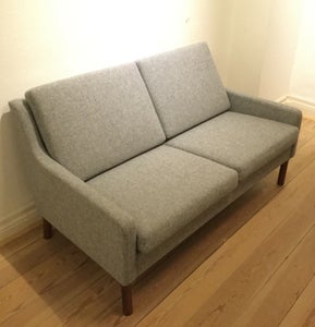 Arne Vodder topersoners sofa med tilhørende lænestol i grå Hallingdal.