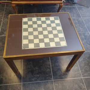 Glasbord med skak og messing kanter 
