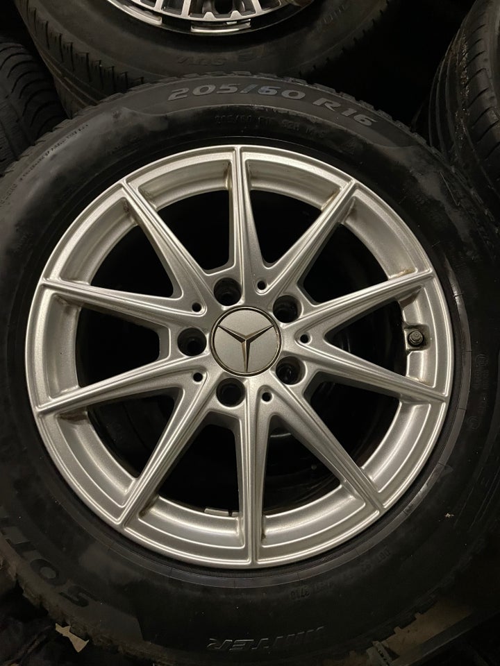 16” orignale Mercedes A-klasse fælge med Pirelli...