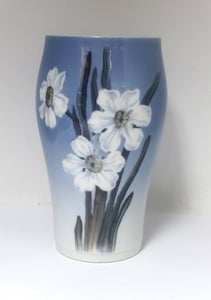 Royal Copenhagen. Vase med blomster motiv. Model 2778-65A. H