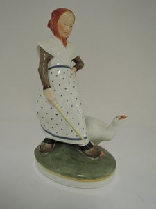 Royal Copenhagen
Kongelig Porcelæn
Figur 528
Gåsepige , l