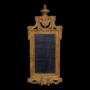Forgyldt Louis XVI-spejl rigt udskåret med guirlander og vas
