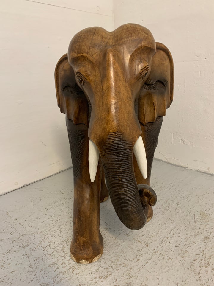 Elefant, træskulptur, L:74 x B:41 x H:69 cm.