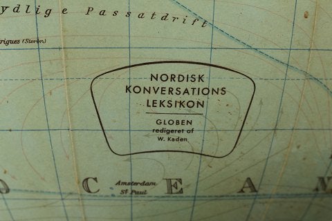Gl. globus
m/træ fod
og indlagt lys