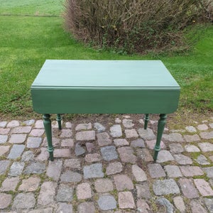 Gammelt, grønt klapbord med 2 skuffer