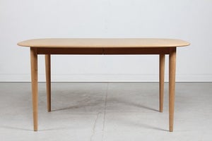 Dansk Møbeldesign

Spisebord af egetræ
med 2 tillægsplade