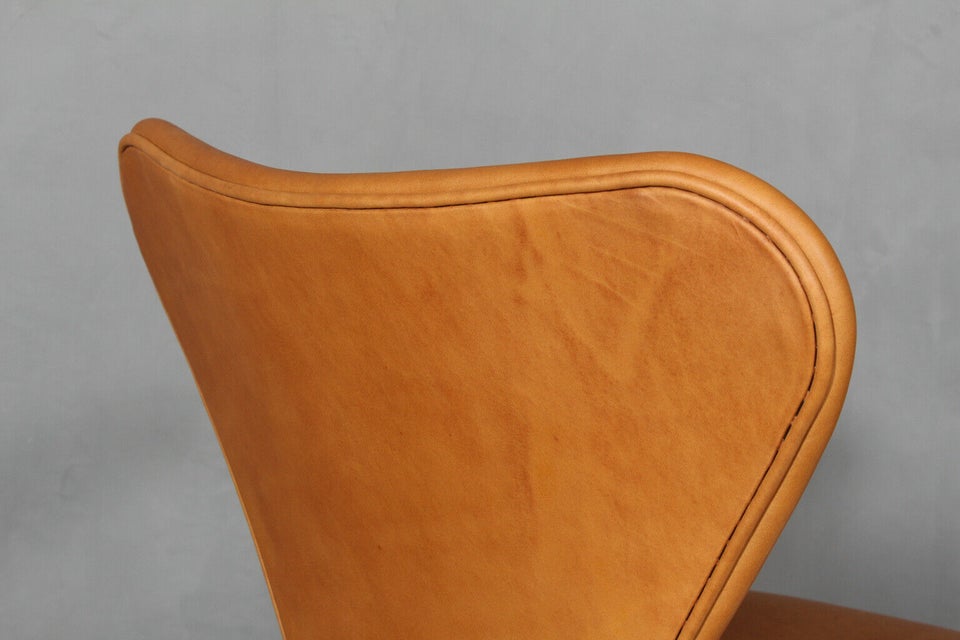 Arne Jacobsen. Armstole 'Syveren', model 3207