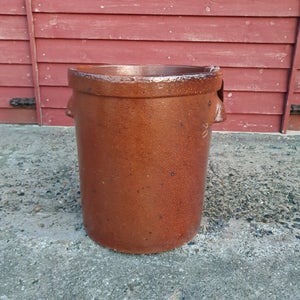 Stor, brun krukke med hul i bunden (20 liter)