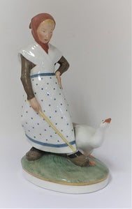 Royal Copenhagen. Porcelænsfigur. Gåsepige i farver. Model 5