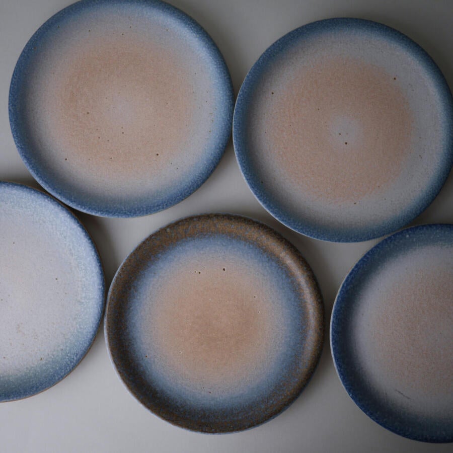 Blå tallerkener i keramik, keramiktallerken, tal...