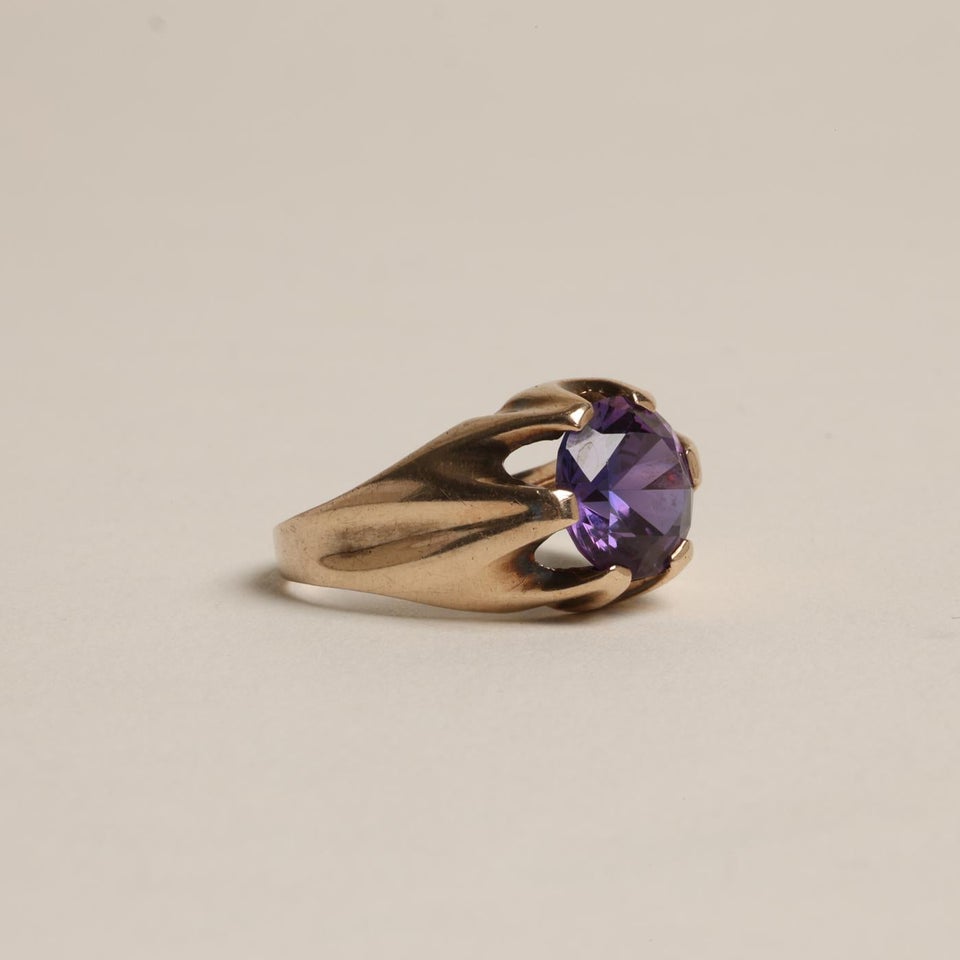 Statement ring i 8 karat med en syntetisk safir...