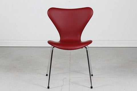 Arne Jacobsen

7'er stol 3107
Nevada
mørkt rødt...