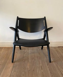 Hans J. Wegner CH28 sort malet Savbuk Lounge stol.