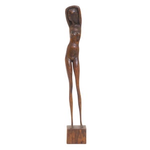 Stor Otto P. figur. Stor figur af træ i form af stående kvin