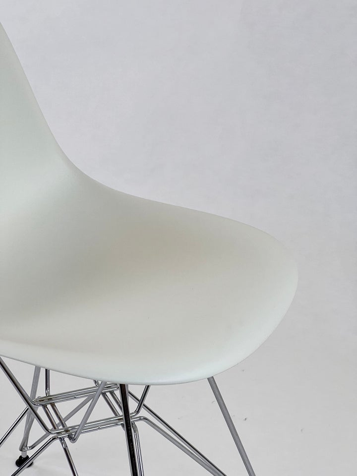 Vitra - Eames Plastic Sidechair