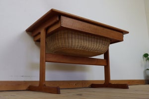 Vintage sybord i teaktræ med kurv i flet – design Kai Kristiansen